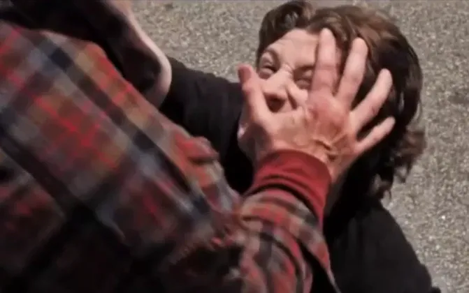 Rua dos Pecados (Penance Lane): Quando o filme promete redenção... e entrega bagunça com mutante