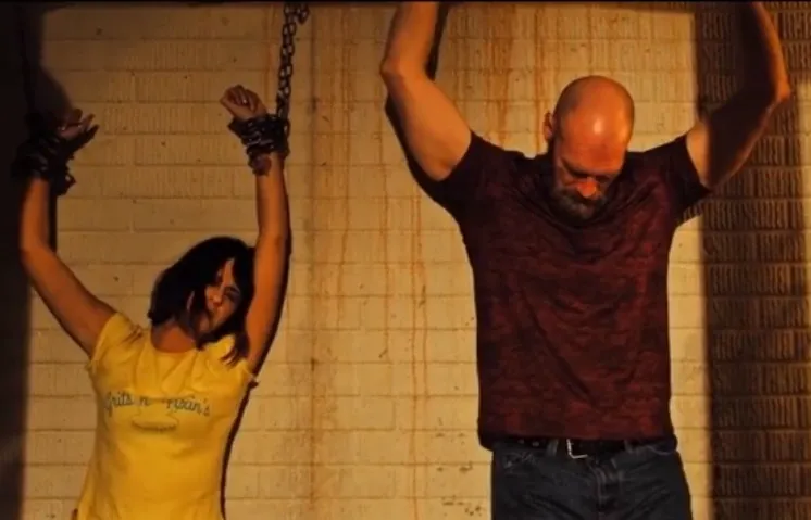 Rua dos Pecados (Penance Lane): Quando o filme promete redenção... e entrega bagunça com mutante