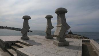 波しぐれ三度笠 - A Est&aacute;tua de Pedra da Onda Shigure Sandogasa