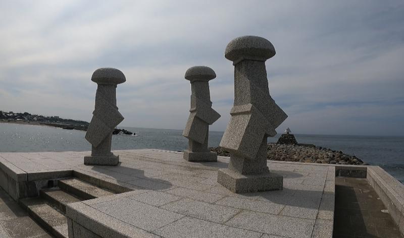 波しぐれ三度笠 - A Est&aacute;tua de Pedra da Onda Shigure Sandogasa
