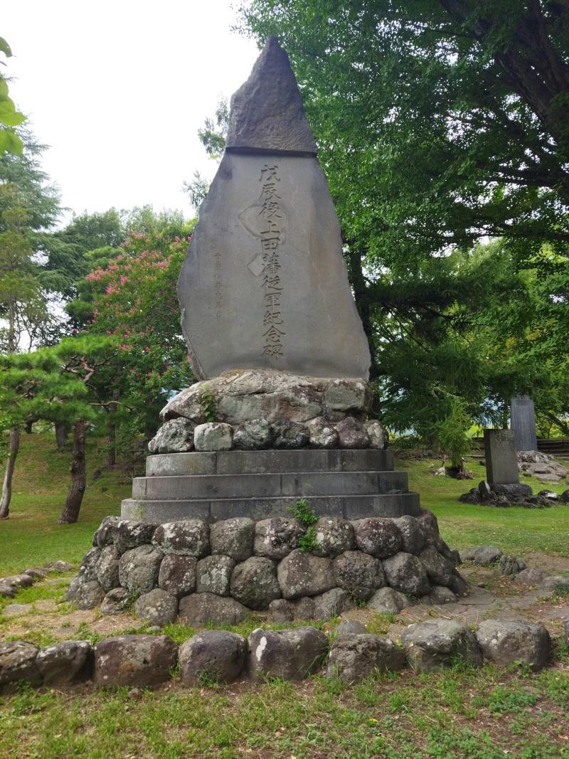 Monumentos aos Ca&iacute;dos